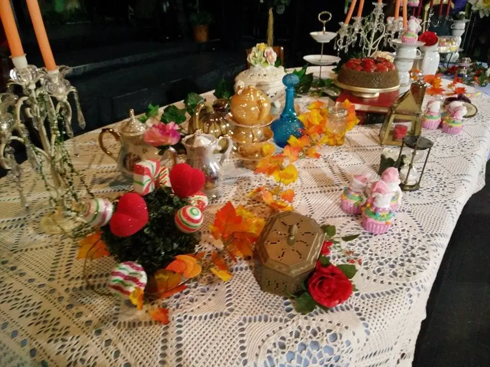 1 grande table décorée "scène du thé"