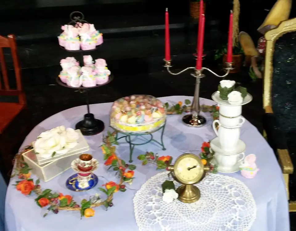 1 table décorée "scène du thé"