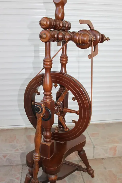 Ancien rouet en bois