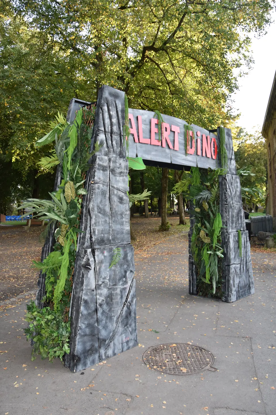 Arche d'entrée "Alert Dino"