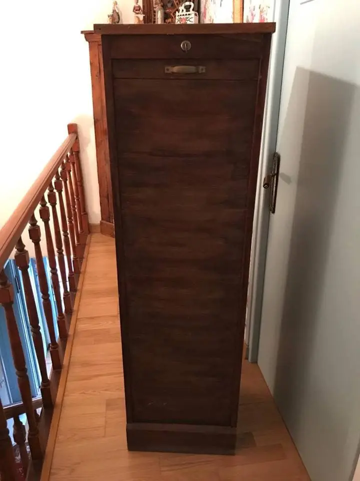 Armoire à rideaux en bois