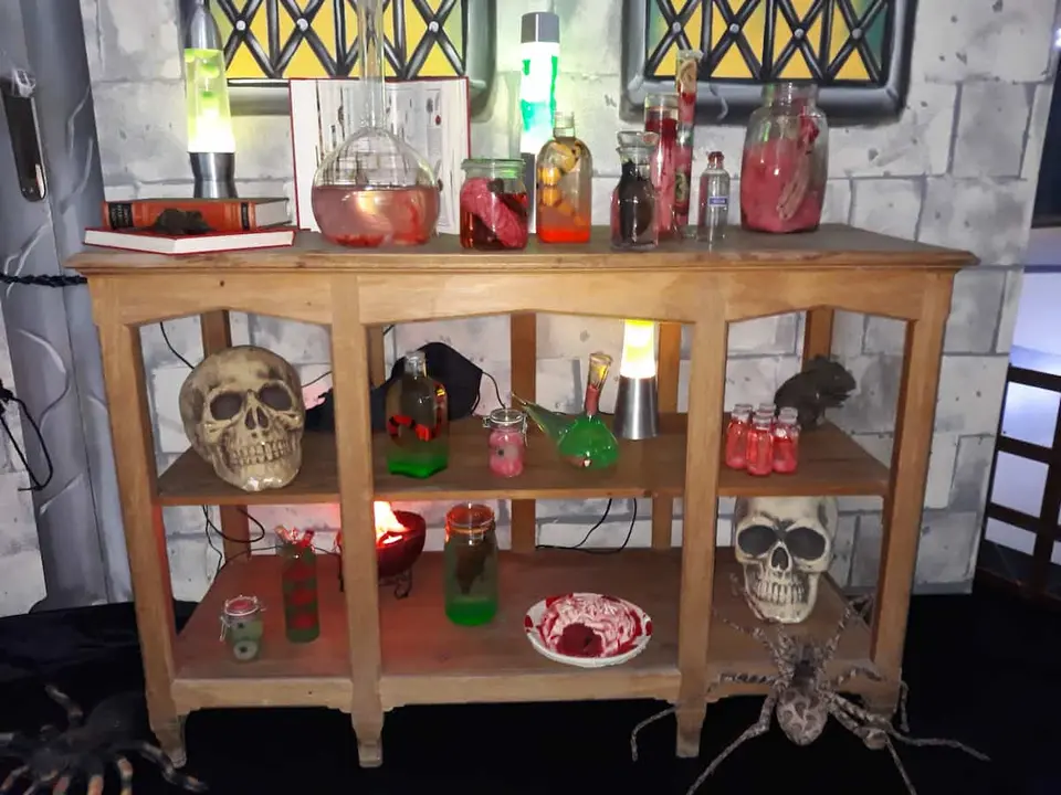 Armoire de laboratoire avec fioles