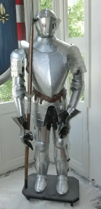 Armure de chevalier avec lance