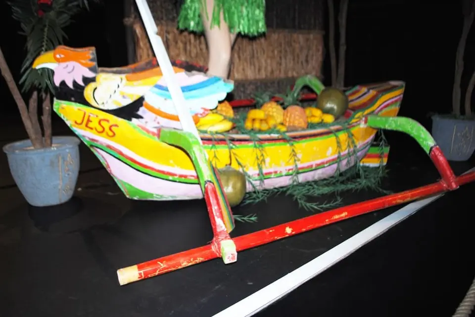 Barque de pêcheur en bois peint