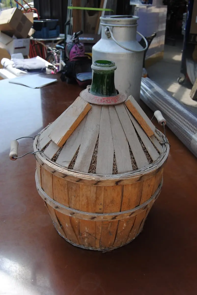 Bouteilles cerclées en bois