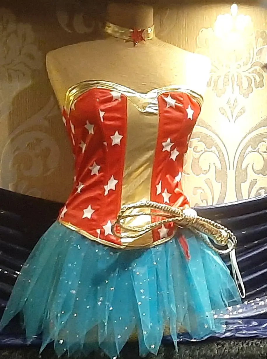 Buste avec costume fille super-héros
