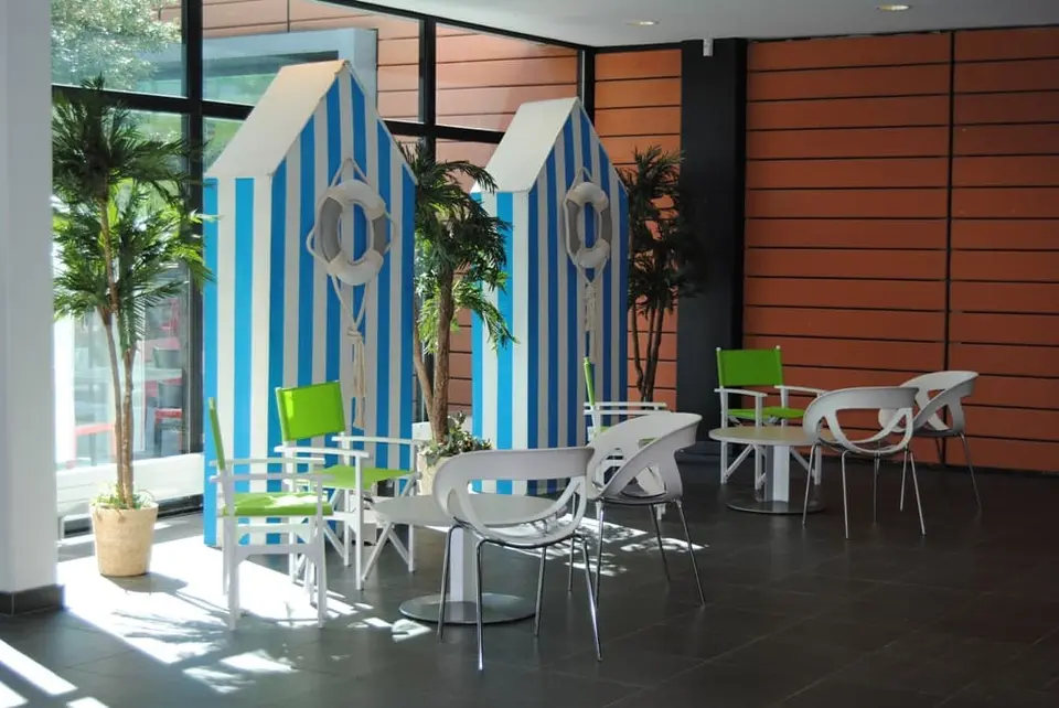 Cabine de plage rayée bleu et blanc avec bouée