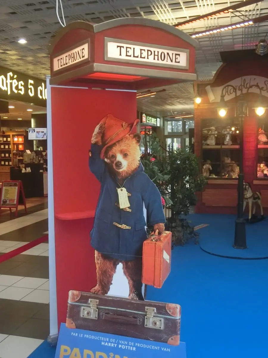 Cabine de téléphone d'intérieur de pub anglais