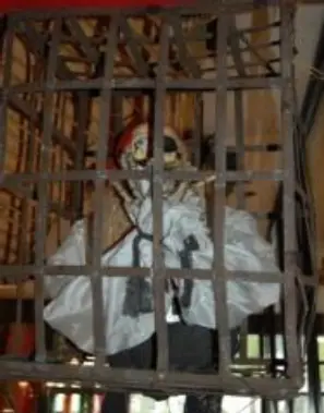 Cage pirate