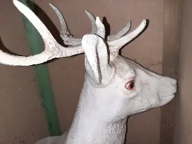 Cerf blanc en résine