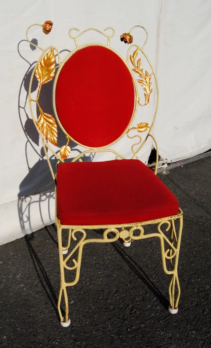 Chaise en métal et velours or et rouge