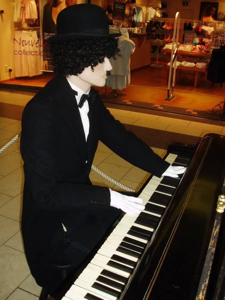 Charlot au piano