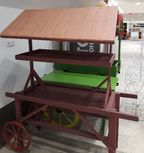 Charrette en bois marron