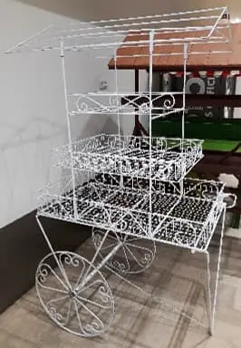 Charrette en fer forgé blanche