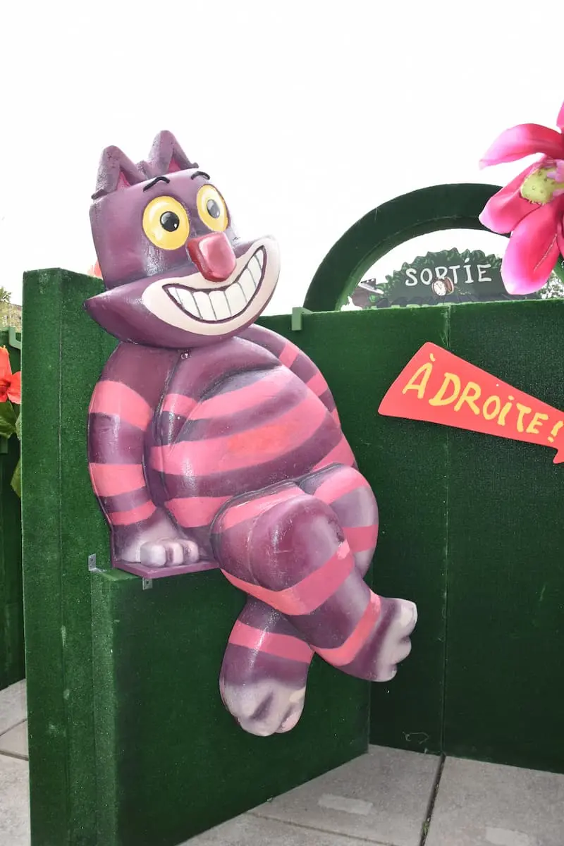 Chat géant assis sur carré d'herbe