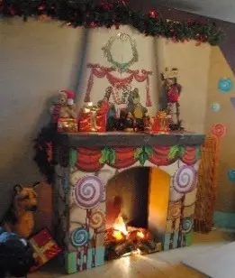 Cheminée feu de bois avec cloison en bois décoré Noël