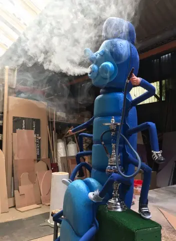 Chenille géante