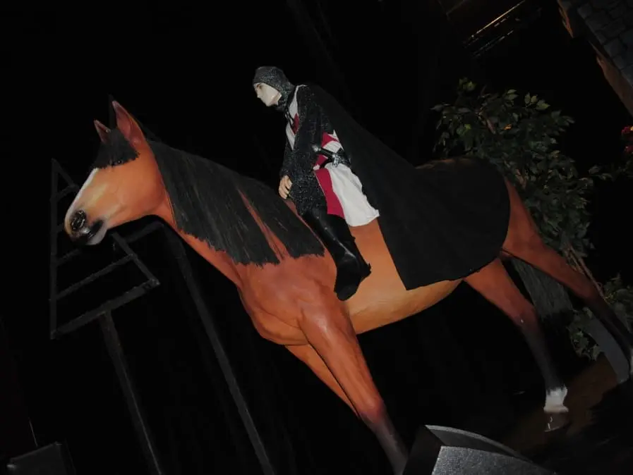 Chevalier en costume sur cheval