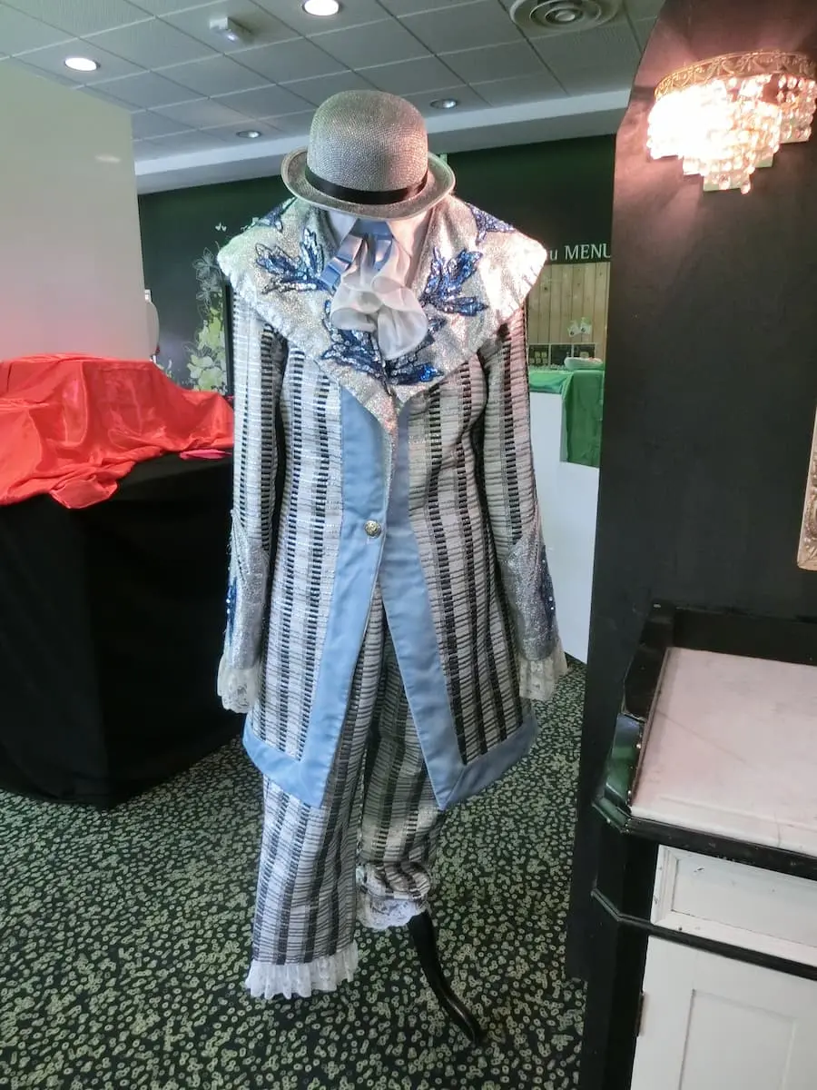 Cirque d'Antan, costumes de scène authentiques sur buste