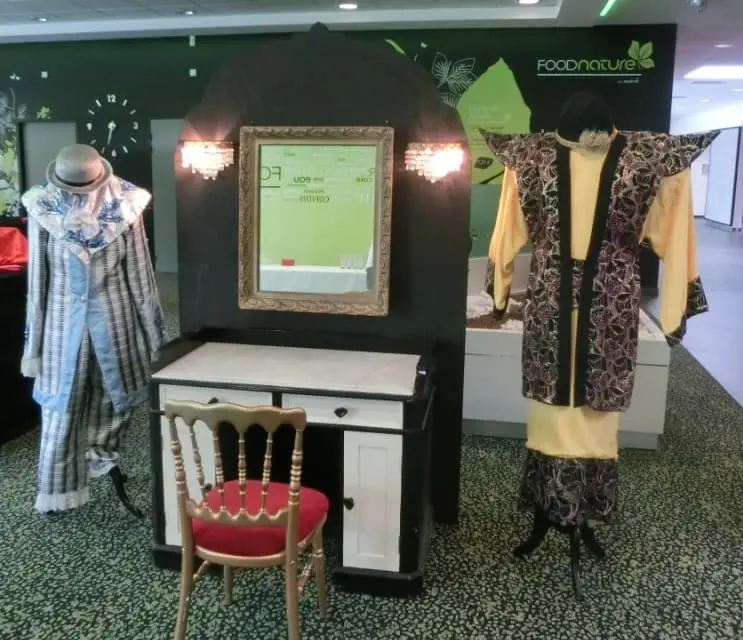 "Cirque d'Antan" Table de Maquillage