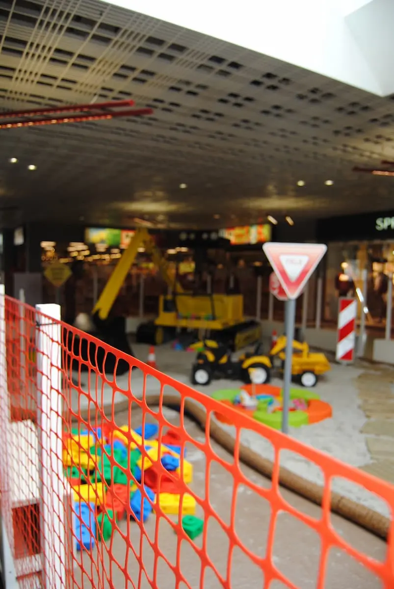 Clôture délimitation chantier en plastique orange poteaux blancs
