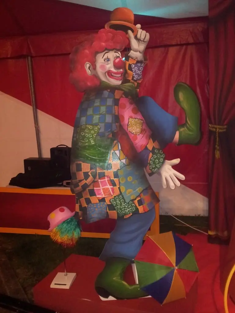 Clown en 2D sur pied