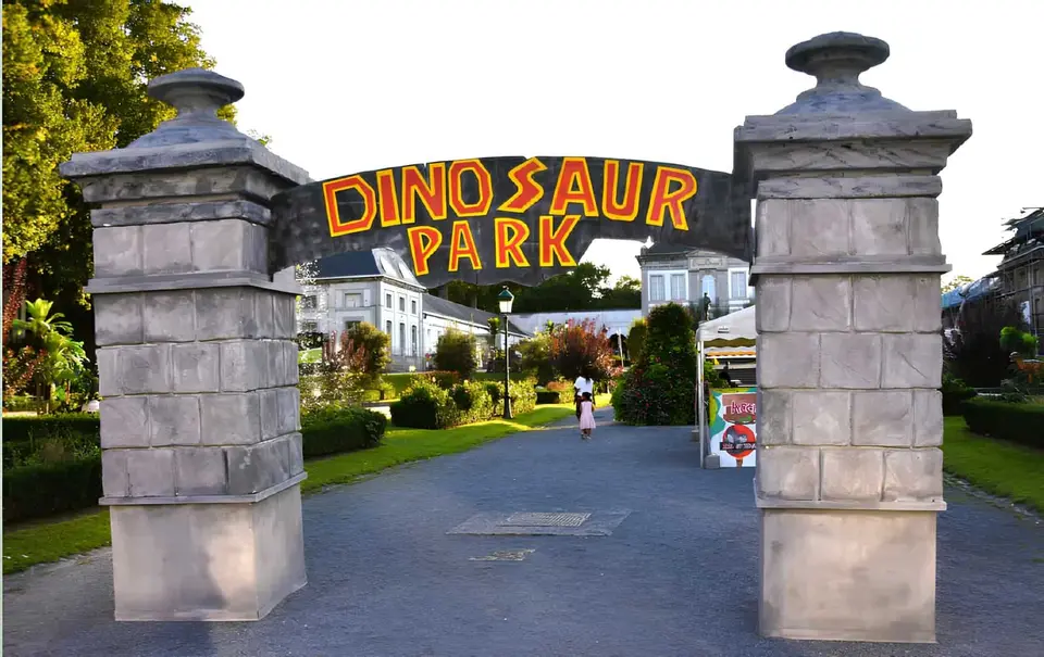 Entrée - Colonnes en pierre «Dinosaur Park»
