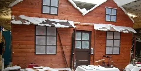 Façade de chalet en bois brut