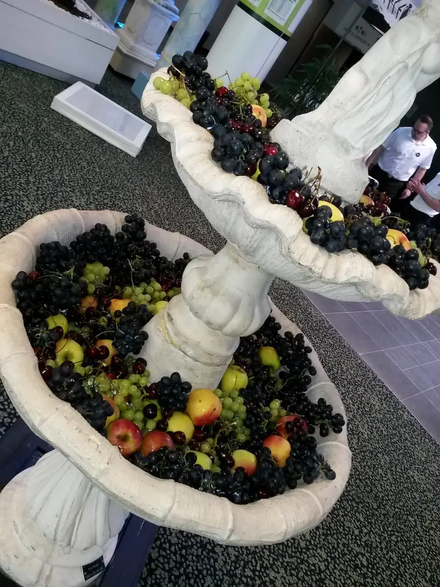 Fausse grappe de raisin et lierres