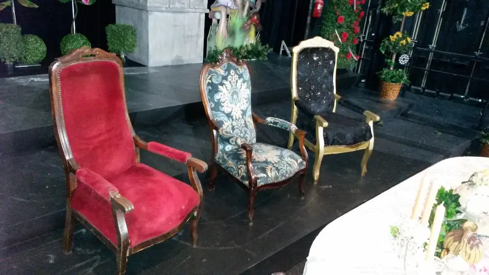 Fauteuil noir et or pour la table "salon de thé"