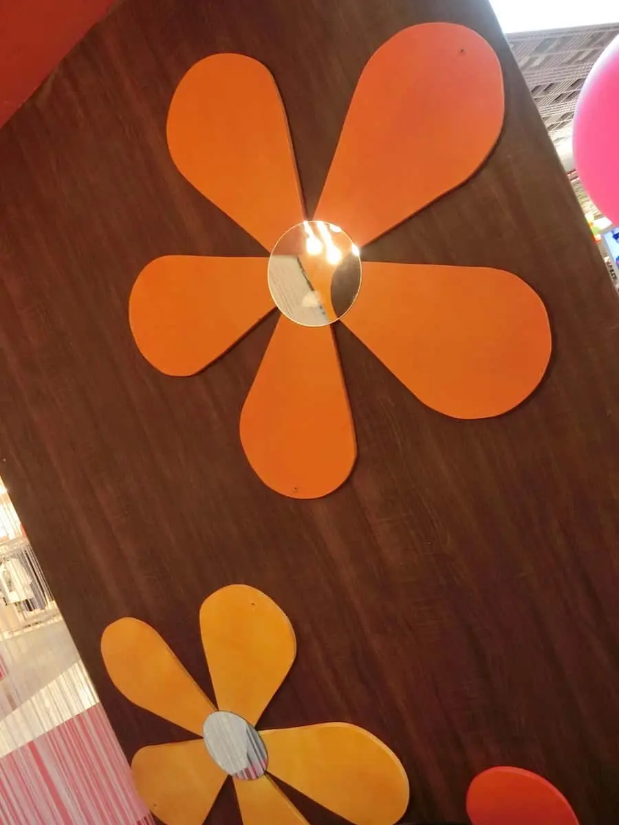 Fleur en bois avec miroir
