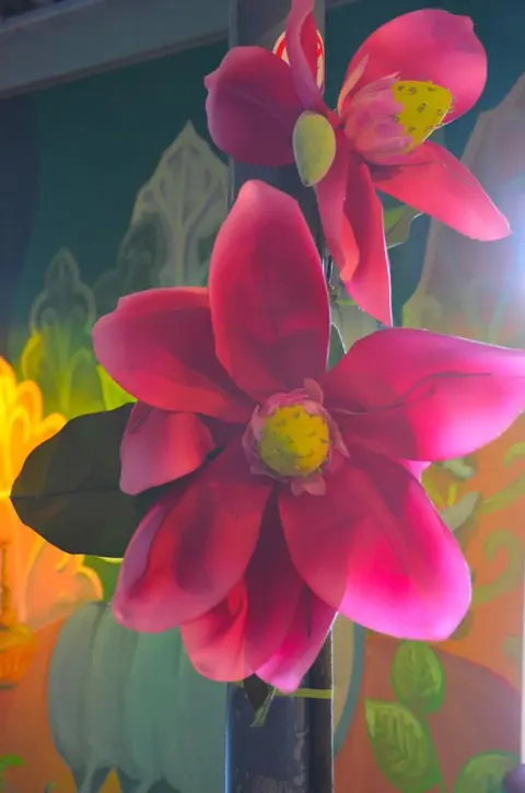 Fleurs géantes en tissus