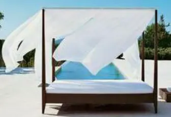 Lit avec voilage, banquette de plage