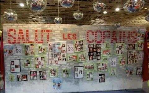Mur peint "Salut les copains"