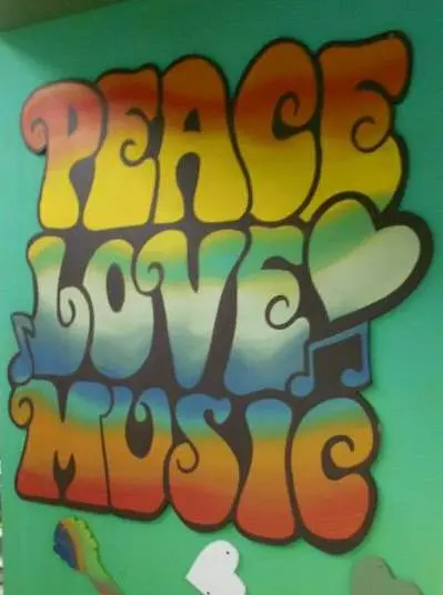Panneau en bois "Peace Love Music"