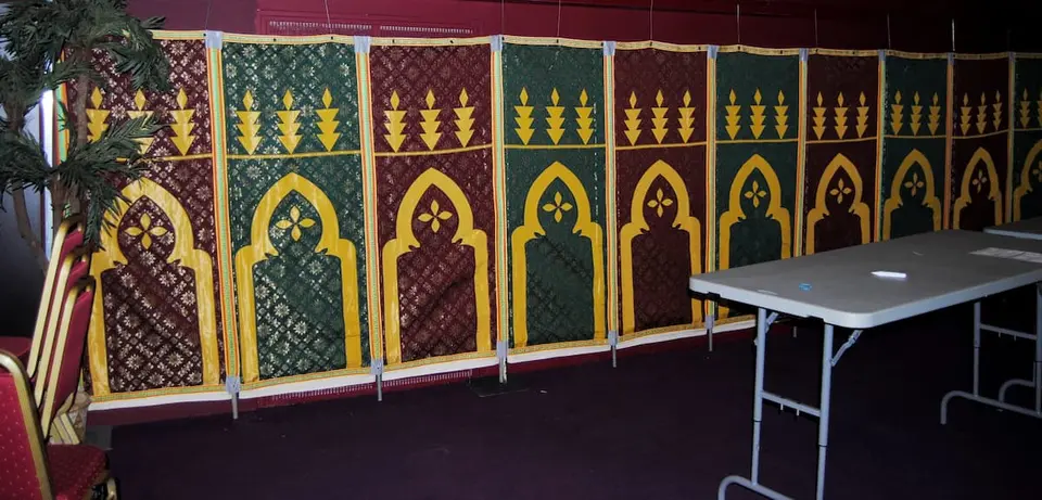 Paravent en toile brodée