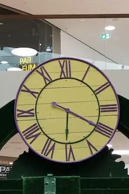 Pendule géante en bois