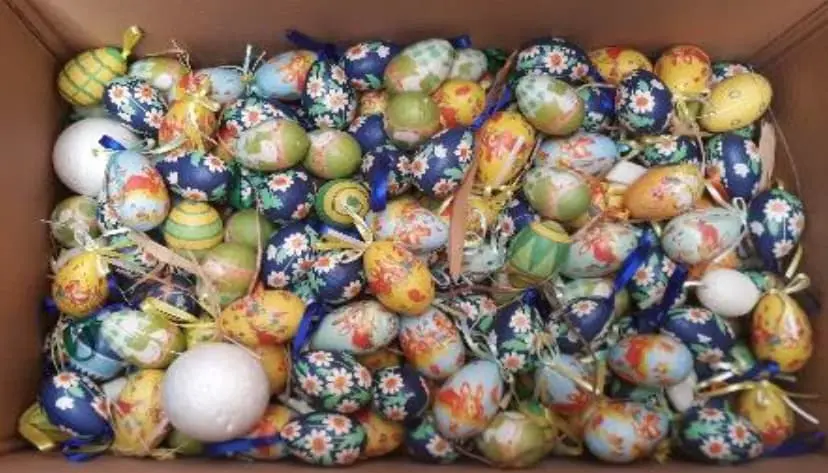 Petit oeuf en vrac en carton coloré