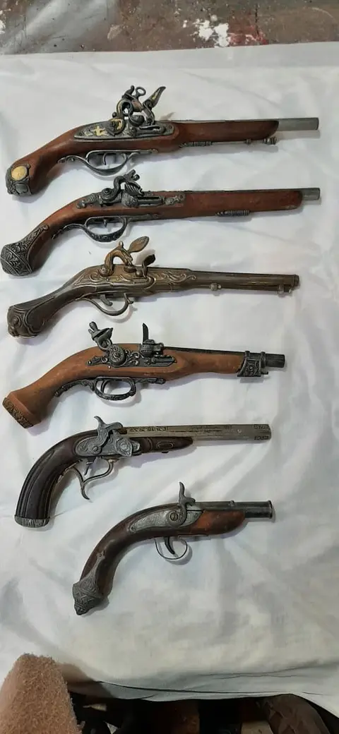 Pistolets en Bois et Métal
