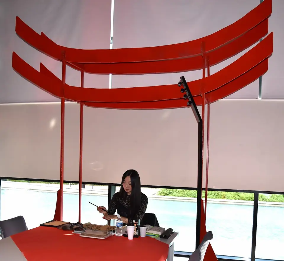 Portique d'entrée en bois rouge