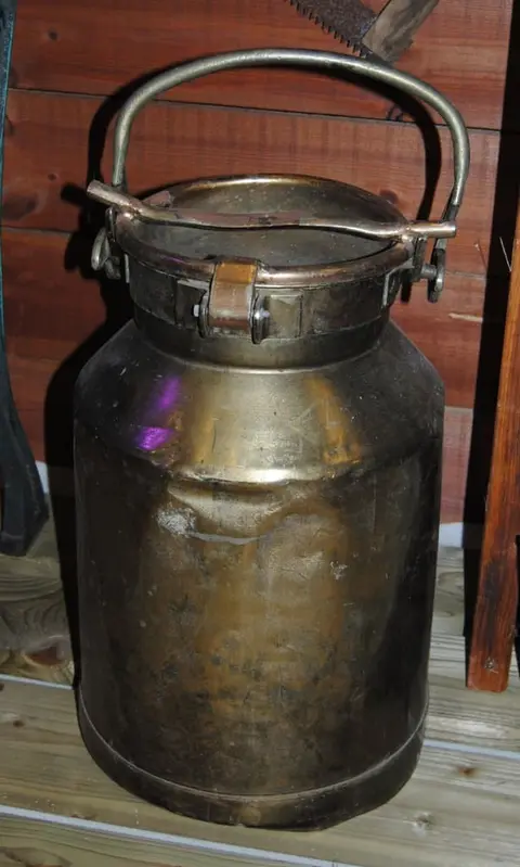 Pot de lait en zinc