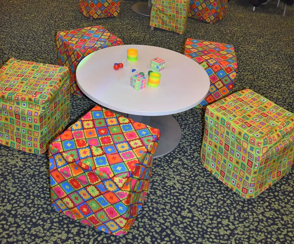 Poufs colorés années 70