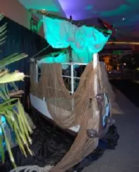 Proue de bateau avec mât et voiles