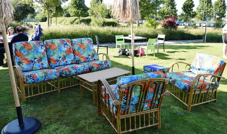 Salon en rotin coussins fleurs exotiques