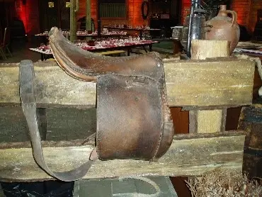 Selle sur barrière en bois