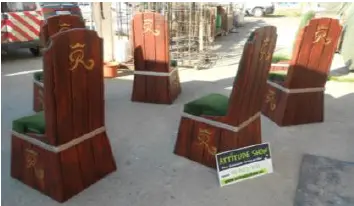 Siège médiéval assise en velours vert