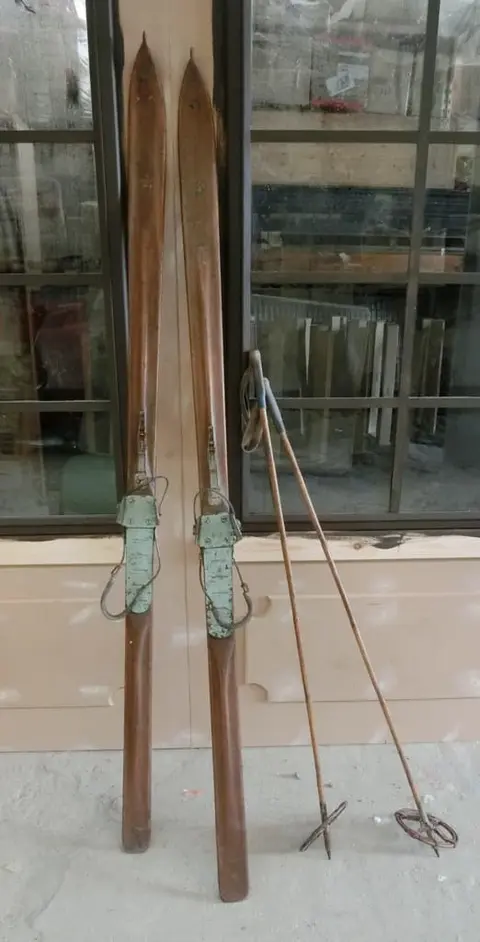 Skis et bâtons contemporains