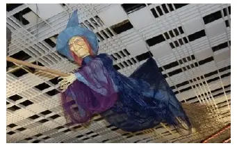 Sorcière bleue sur balai géant