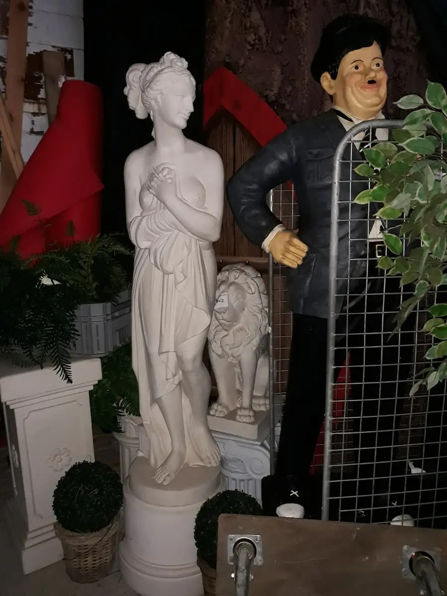 Statue de femme en résine