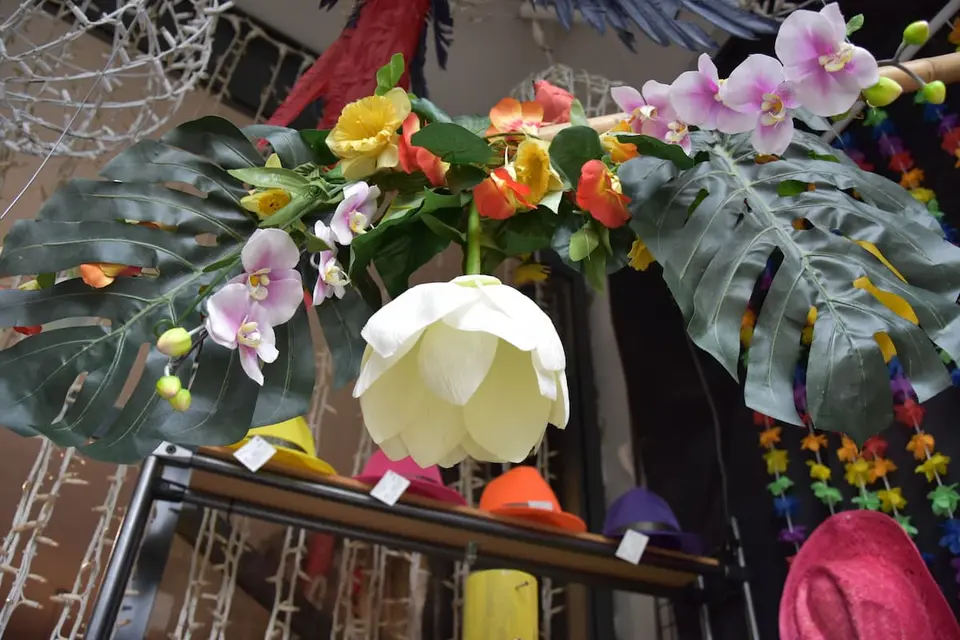 Suspension bambou et fleurs exotiques avec oiseaux